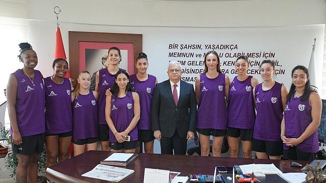Aslan Yol Burhaniye Belediyespor Kadın Basketbol Takımından Başkan Deveciler’e Ziyaret