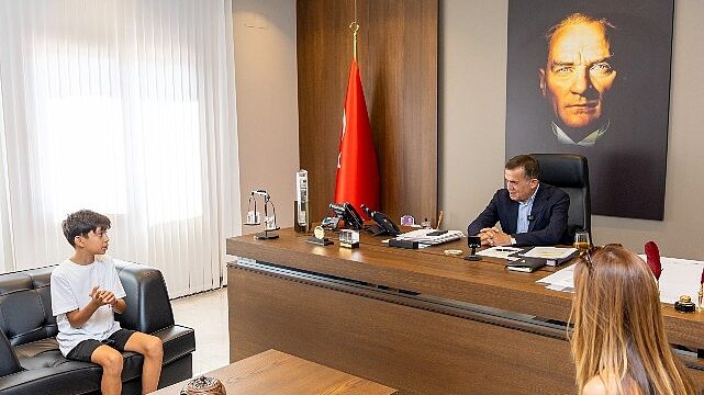 Başkan Abdullah Özyiğit, minik çevreci Aras Kayretli ile buluştu