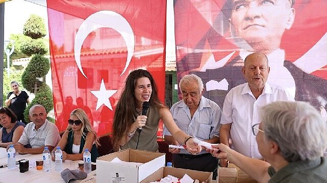Başkan Denizli, Çeşme’de 32 yıllık tapu sorununu çözdü