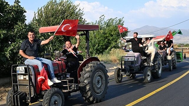Başkan Dutlulu Ilgın Mahallesi’nde Traktör Konvoyu ile Karşılandı