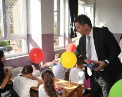 Başkan Erkan Aydın’dan öğrencilere ilk ders sürprizi
