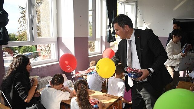 Başkan Erkan Aydın’dan öğrencilere ilk ders sürprizi