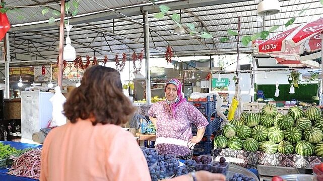 Başkan Hatice Gençay, Mavişehir Halk Pazarı’nı Ziyaret Etti