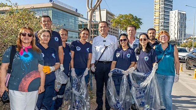 Başkan Özyiğit, vatandaşlarla birlikte çevre temizliği yaptı