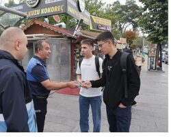 Başkan Rasim Arı’dan Öğrencilere Bitmeyen Kalem Sürprizi
