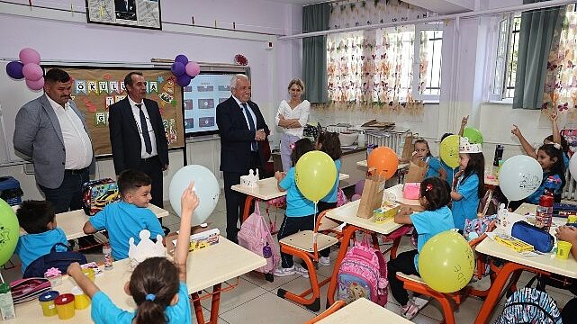 Başkan Şadi Özdemir’den “Okula hoş geldin” hediyesi