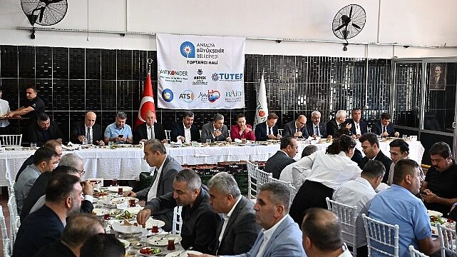 Başkan Vekili Özdemir Antalya Toptancı Hali’nde