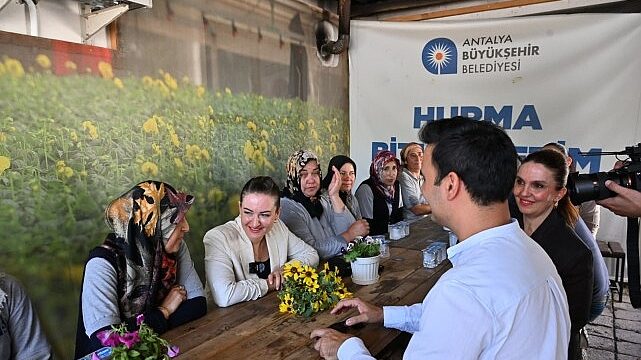 Başkan Vekili Özdemir bitki üretim tesisini gezdi