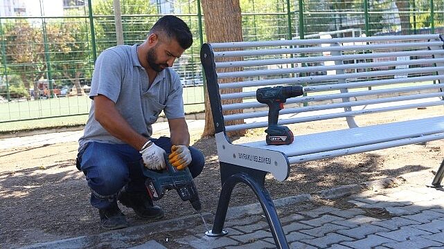 Bayraklı’da parklar yenileniyor