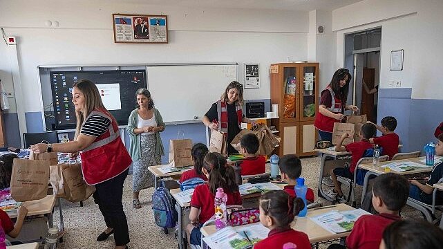 Bornova Belediyesi’nden Öğrencilere İlk Gün Desteği