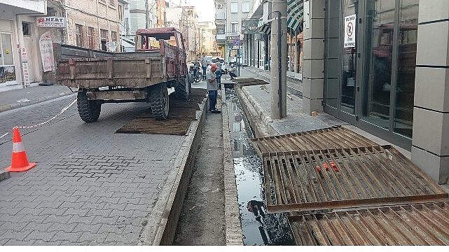 Burhaniye’de menfez ve mazgal temizlikleri başladı
