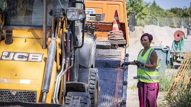 Büyükşehir’in kadın çekici operatörü tabuları yıktı