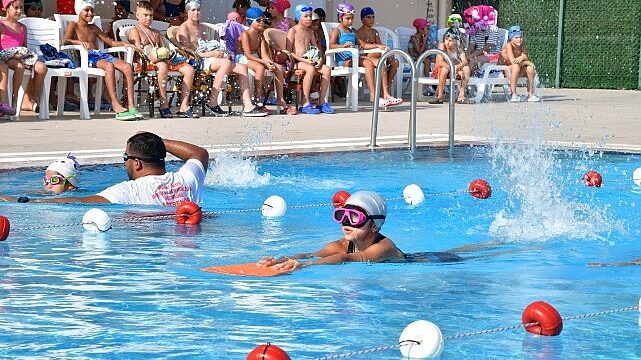 Çiğli Belediyesi’nden yüzme şenliği ve madalya töreni