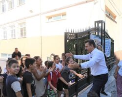Dikili Belediyesi’nden minik öğrencilere eğitim seti desteği