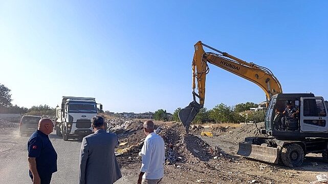 Edremit Belediyesi’nden moloz temizliği