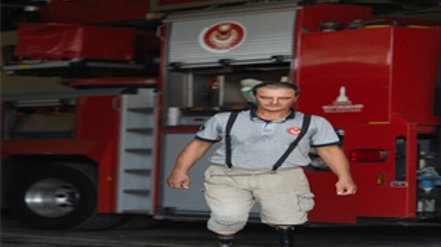 Engelli itfaiyeci çok sevdiği mesleğinden hiç kopmadı