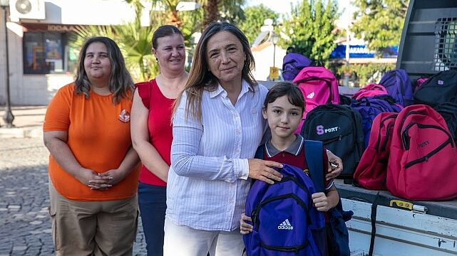Güzelbahçe Belediye’sinden 2500 öğrenciye çanta ve kırtasiye desteği