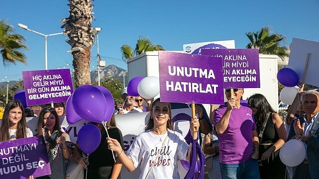 Güzelbahçe’de Alzheimer’a karşı farkındalık yürüyüşü