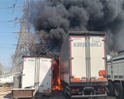 İzmir İtfaiyesi Işıkkent’teki konteyner yangınına müdahale etti
