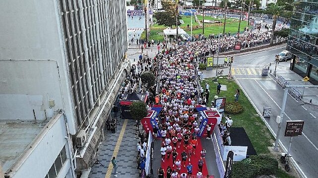 İzmir’de Uluslararası 9 Eylül İzmir Yarı Maratonu renkli görüntülere sahne oldu