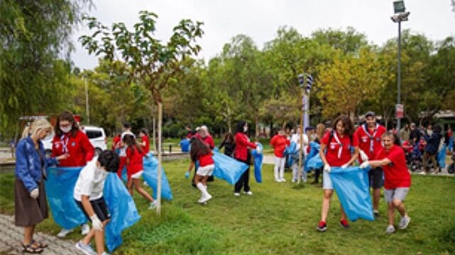 İzmirlilerden dünya rekoru için kıyı temizliği