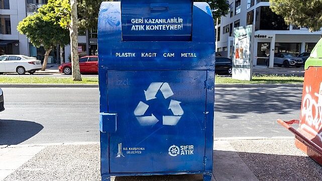 Karşıyaka’da geri dönüşüm hamlesi: 100 noktaya mavi konteyner