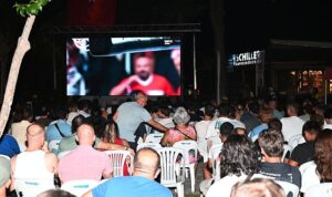 Kemer’de milli maç için dev ekran kuruldu