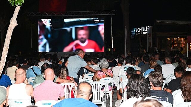 Kemer’de milli maç için dev ekran kuruldu