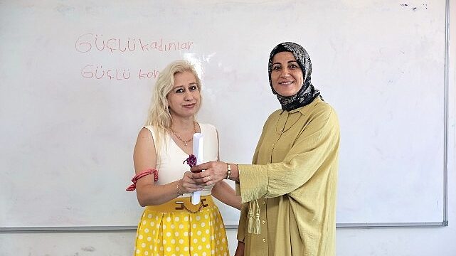 Konak’ta okur-yazar kadınların gurur günü