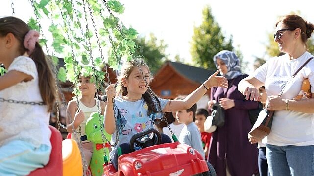 Küçükçekmece’de 90’lar konseptli Yaza Veda Festivali büyük ilgi gördü