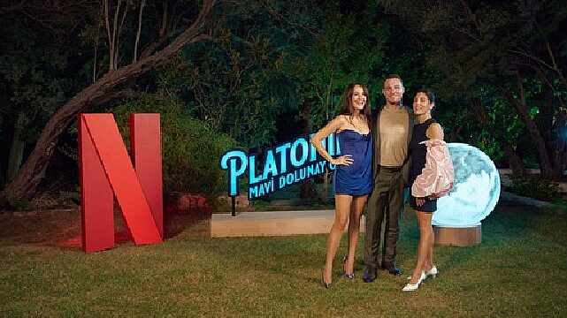 Netfilix, Gupse Özay imzalı yeni dizisi Platonik: Mavi Dolunay Otel’in lansmanını Çeşme’de renkli bir etkinlikle kutladı