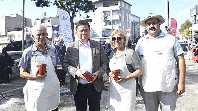 Osmangazi Belediyesi’nden vatandaşlara salça desteği