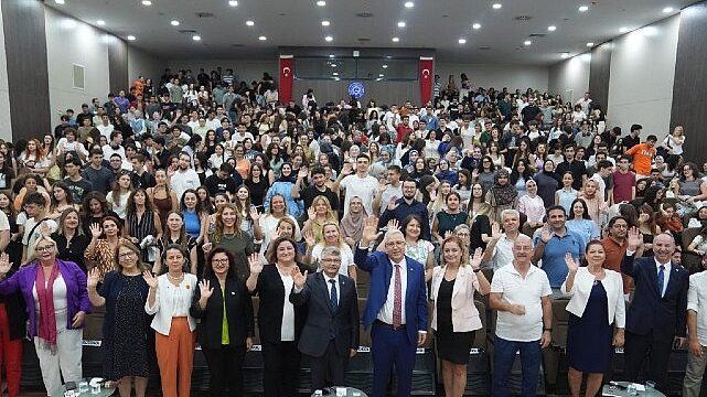 Rektör Prof. Dr. Necdet Budak çiçeği burnunda Egelilerle oryantasyon programı kapsamında buluşuyor
