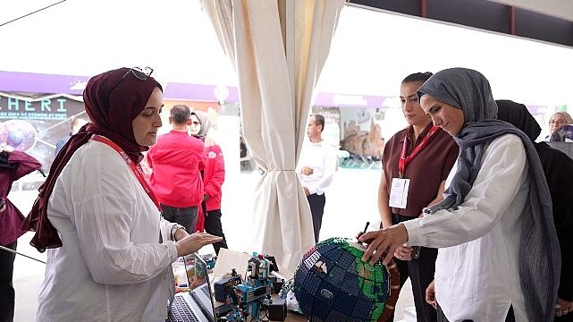 Sümeyye Erdoğan Bayraktar Engelliler Sarayı standını ziyaret etti