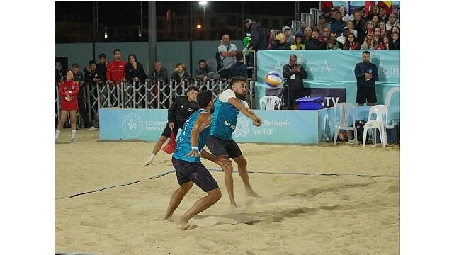 Türk voleybol tarihinde bir ilk yaşandı! Plaj Voleybolu Erkek Milli Takımı ilk kez şampiyon oldu.
