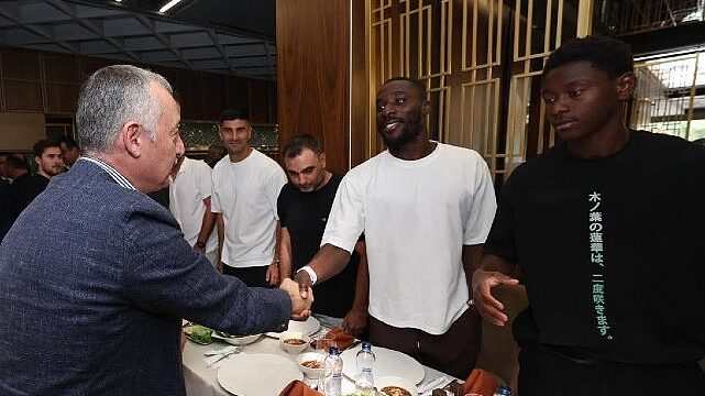 Vali Aktaş ile Başkan Büyükakın’dan Beşiktaş maçı öncesi Kocaelispor’a moral