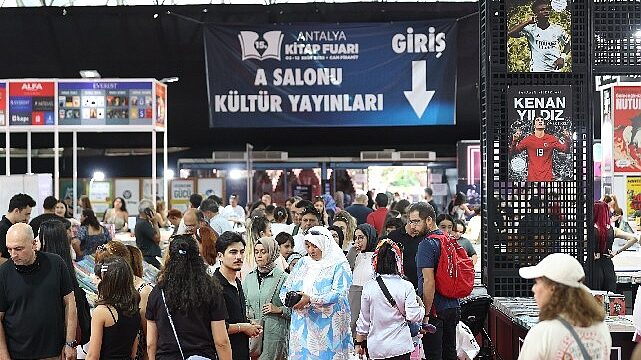 Antalya’da kitap şöleni yaşanıyor