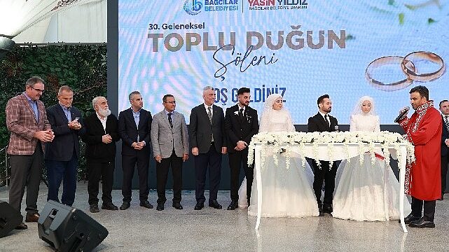 Bağcılar’da 8 çift, Ticaret Bakanı Ömer Bolat’ın şahitliğinde evlendi