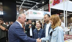 Başkan Büyükakın fuarı gezdi kitap severler ile sohbet etti
