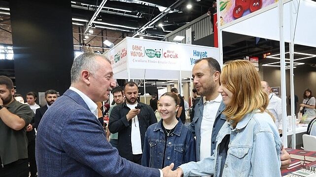 Başkan Büyükakın fuarı gezdi kitap severler ile sohbet etti