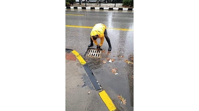 Büyükşehir ve MASKİ Ekipleri Yağmur için Sahada