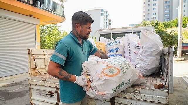 Gaziemir Belediyesi’nden yurttaşlara yakacak odun desteği