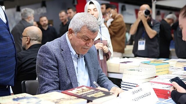 Karaosmanoğlu, Kitap Fuarı’nda kitabını imzaladı