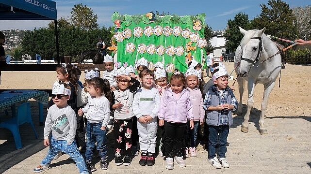 Minikler, Hayvanları Koruma Günü’nde atlarla buluştu