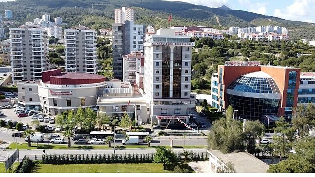 Narlıdere Belediyesi’nden minik öğrencilere çanta ve kırtasiye desteği