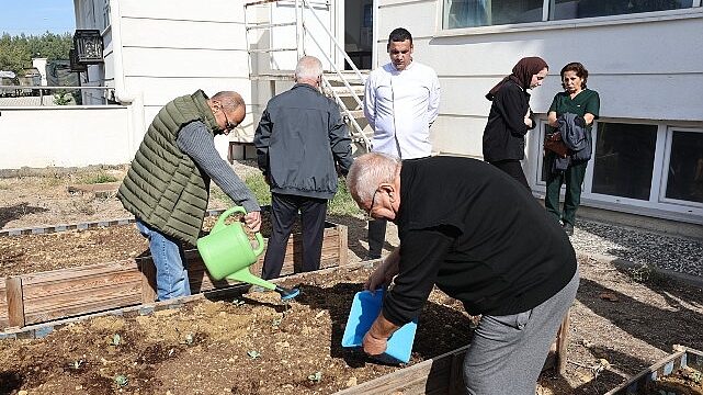 Nilüfer’de yaşlıların ellerinden toprağa can suyu