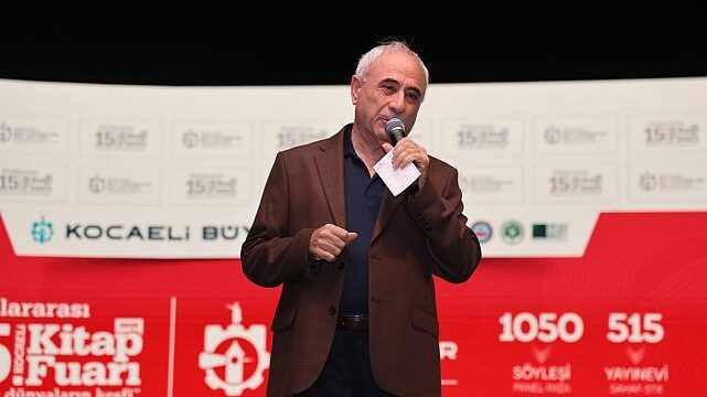 Nurullah Genç’ten Kocaeli Kitap Fuarı’nda hafızalara kazınan söyleşi;  “Bir taş attılar, dünya yerinden oynadı”