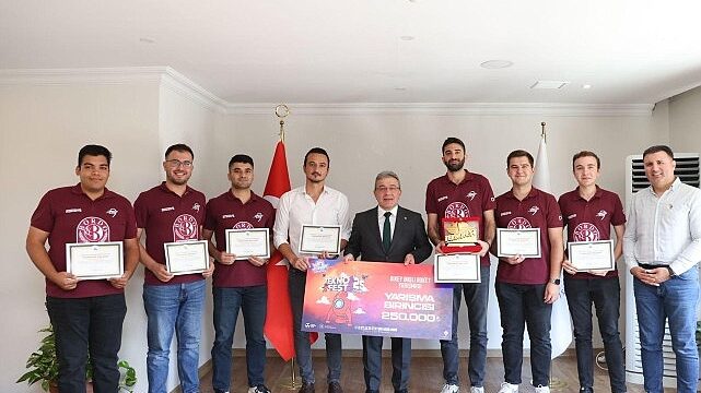 TEKNOFEST kapsamındaki yarışmalarda derece elde eden DEÜ’lü öğrenci ve akademisyenler, tebrik belgelerini DEÜ Rektörü Prof. Dr. Bayram Yılmaz’ın elinden aldı.