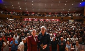 Zülfü Livaneli okurlarıyla buluştu