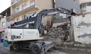 Konak’ta metruk yapıların yıkımı devam ediyor
